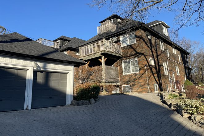 House and garage - Bachelor  basement apt. All utilities included + Landry  kitch Bath Sep.entrance. 5 min.  DuPont TTC