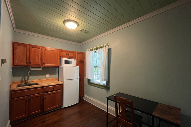 Kitchenette - Room at Colonial Capital B&B, Across from Alumni House and Zable Stadium