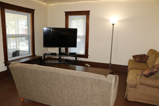 827 McKinley - Family Room w/ TV - LAST ROOM available - SUPER CLEAN - 827 McKinley Ave: 7 bdrm (UofM: State / Packard) - 1 room left House