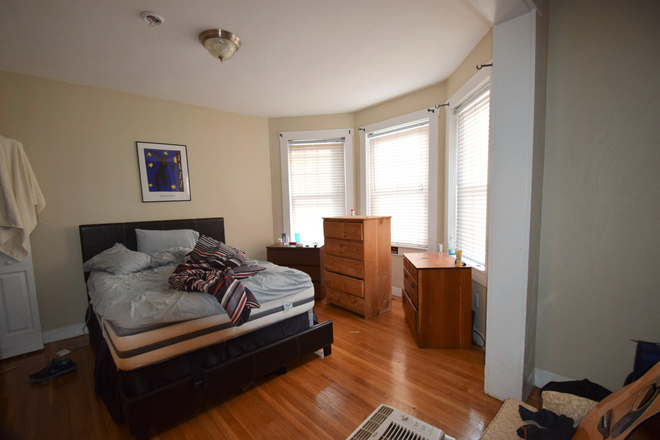 x - COOLIDGE CORNER 6 BED 3 BATH BY BU AND GREEN LINE - LAUNDRY IN UNIT Apartments