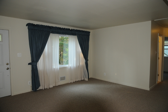 Living Room - 5br/2ba/2kitchen SFH, 1.5m to UMCP Campus, 300 yard to UM shuttle/bus stop House