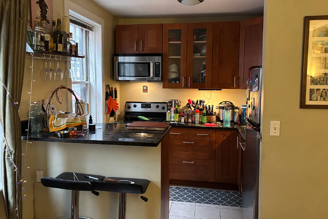 Call NOW for showings! 617-236-8550 - CAMBRIDGE ST - HIGH END TOP FLR 2BR/1BA ON BEACON HILL *AVAIL NOW* W/ H&HW INC, LRG BDRMS! Condo