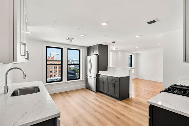 . - STUNNING Renovated 4 Bed / 2 Bath w/ LAUNDRY IN UNIT!! Available 8/1/25!!