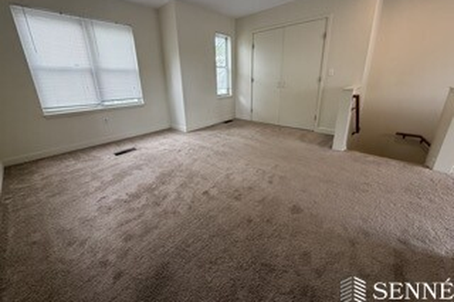 1 - Condo in Kendall w Off Street Parking, AC, Laundry in Unit, Patio
