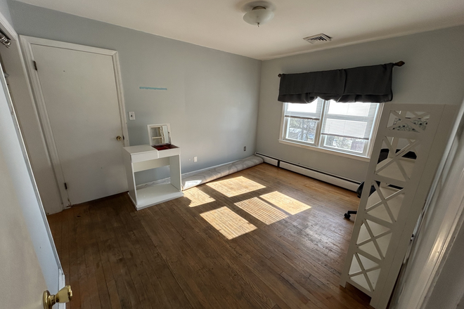 Available room - Vacant Room in 5-Person Queer-Friendly House