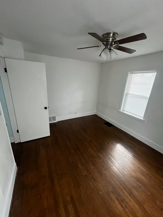 Avaliable room empty 1 - Off-campus Graduate Student Home (~5 minutes away)