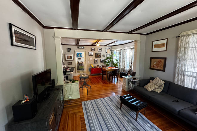 Living room/Dining room - Desirable Oak Hill Neighborhood Apartments