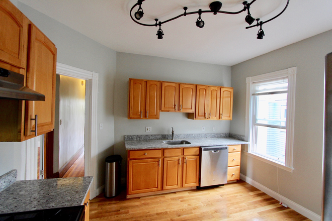 - - No Broker Fee!! Short Drive/Commute to Campus! Spacious 3 Bed w/ Laundry & Parking