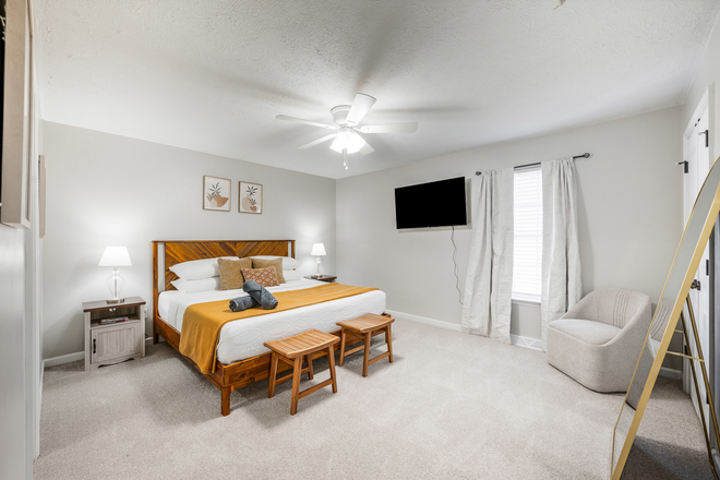 King bedroom number one with ensuite full bathroom - KEMECO HOMES Luxury 3BR3BA with TWO KING BRMS Fully Furnished, All utilities included 5min to LU