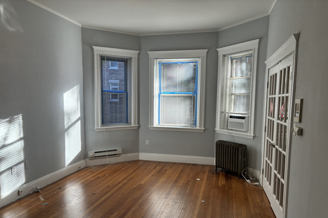 Call/text 602-317-9877 for a showing. - RARE July 1st Availability / Renovated Condo with Bay Windows / Look at Pics!