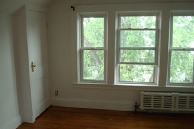 bedroom - No Fee! (Super Deal!) Tufts 5 or 6 BDRM $900 per person 8min.walk to Tufts 6/1/27 Apartments