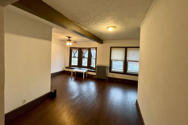 Living room - 10000 Lamont Ave