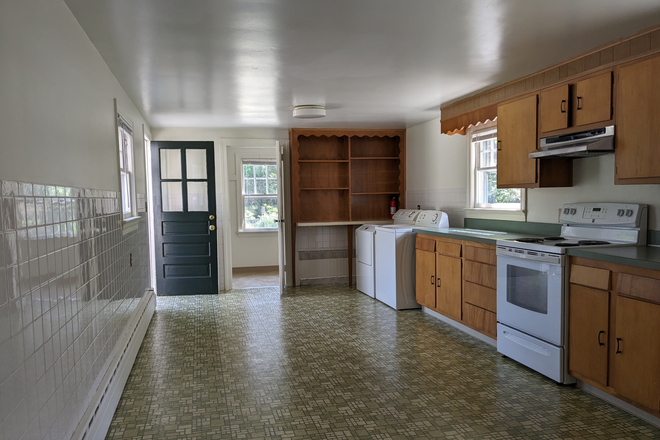 Kitchen, coat room, washer/dryer. - Spacious, Energy-efficient, Bright and sunny 4 Bedroom House in Pristine Condition