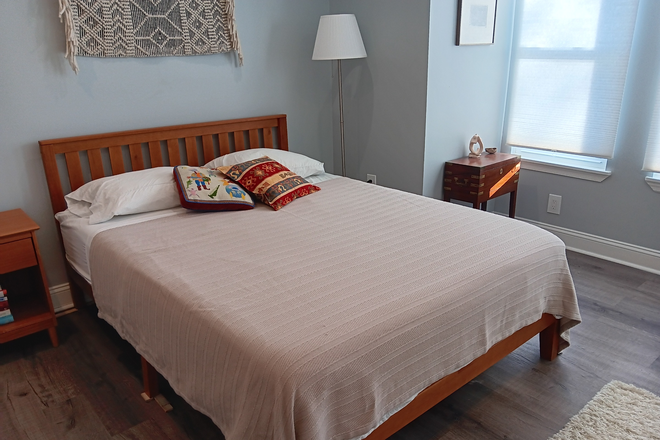 Room for rent - Pleasant Shared Row Home