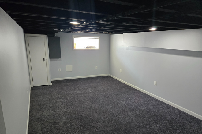 Bedroom - Large Basement Bedroom w/ Private Bathroom