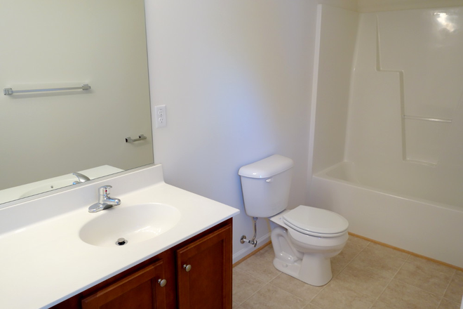 Upstairs Master Bathroom - Great Townhome, On ODU Campus