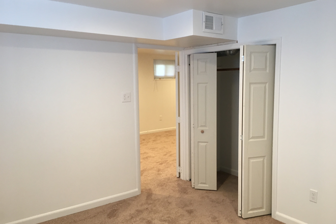 Bedroom 1 closet - 2 bedroom and 2 full bath Apartment - 5 minutes drive to campus, short walking distance to met