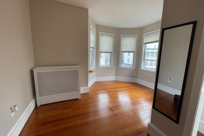 . - **NO BROKERS FEE!!** Renovated 4 Bed / 1 Bath available 9/1/26!! Apartments