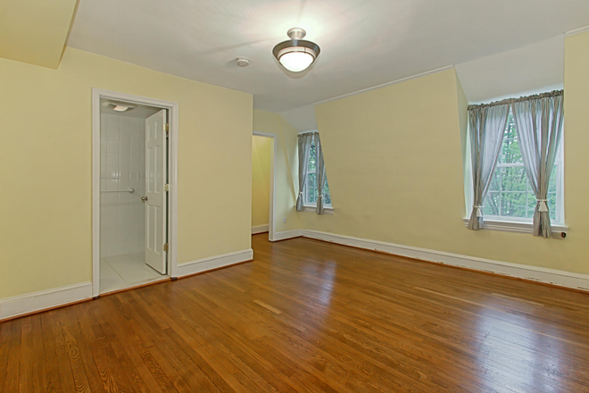 Master bedroom with bathroom - 2027-2028 term-4 full bathrooms+6 rooms recently renovated VERY BIG Townhouse
