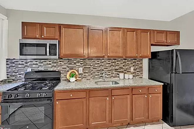 Kitchen - 3 bed/ 2 bath Student Housing on Chateau Ave 21212. Utilities & Wifi Included Townhome