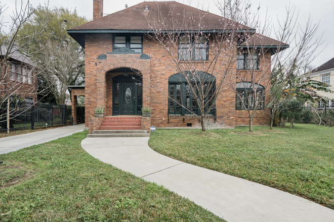 Historic Salmon Brick Home - Gorgeous, Fully Furnished Historic Home with Large Fenced Yard