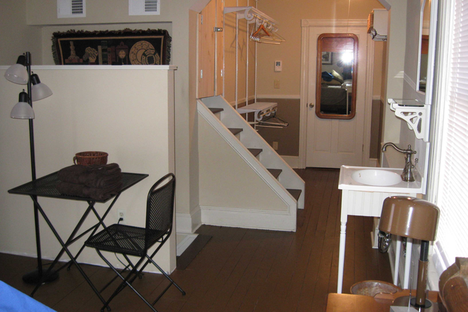 Venice Room - Furnished rooms-Chestnut St-Princeton Apartments