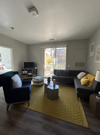 Living room - 4 BEDROOM FOR 2026-2027 SCHOOL YEAR Apartments