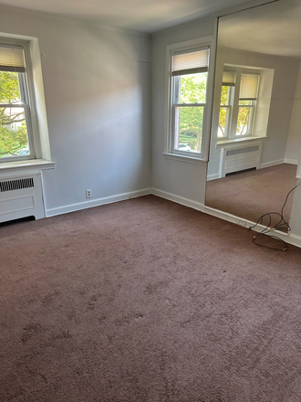 Master bedroom - Nice house, 10 minute walk from campus, spacious, and friendly cat