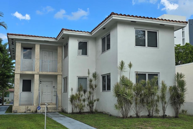 Front of 3915 Ponce De Leon Blvd. - UNIVERSITY OF MIAMI CAMPUS 7 BEDROOM 4 BATHROOM RENTAL House