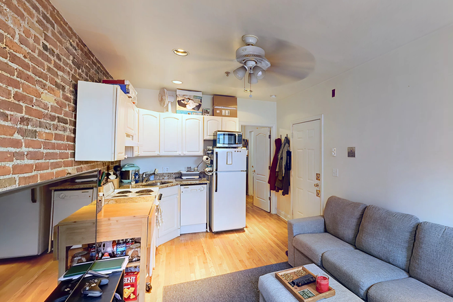 1 - SEPT 2026 – Penthouse North End 1 Bed with Renovated Kitchen, No Broker Fees!