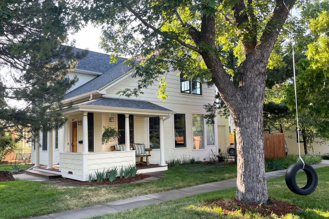 Iconic Boulder home on corner lot - Downtown House Share - Walk, Bike, Hop to Campus!