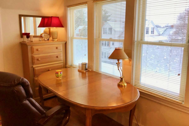Large desk table for big thoughts. - Sept Room with a View - Internationals, Postdocs, Students, Safe, Sunny, Nice! - 15-mins to Harvard House