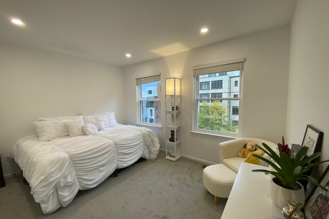 Bedroom 1 - Top floor front view room $1327 - 0.6 mile to Howard Uni-1.5 miles to GWU-2 miles to GTU-20-25 minutes metro ride to Tenleytown/AU M