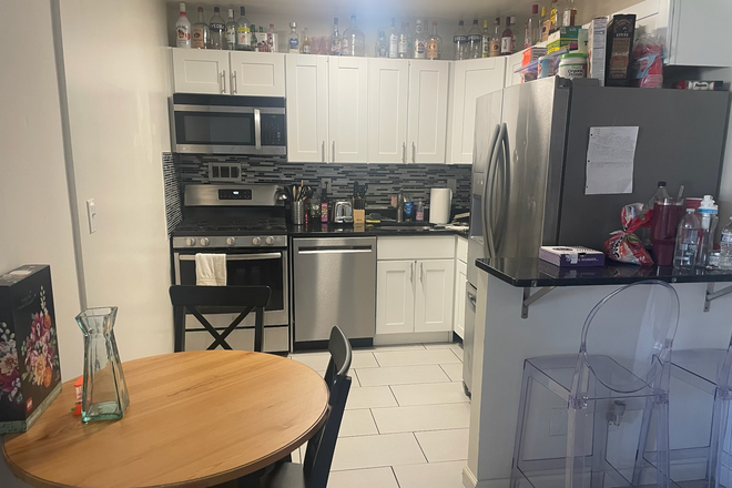 403 Kitchen - 4th Floor, Perfect for 2 or 3 - one block off campus, balcony include Condo