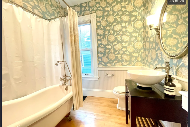 One of the Shared Bathrooms - Victorian House near Bus Stop and Orange Line