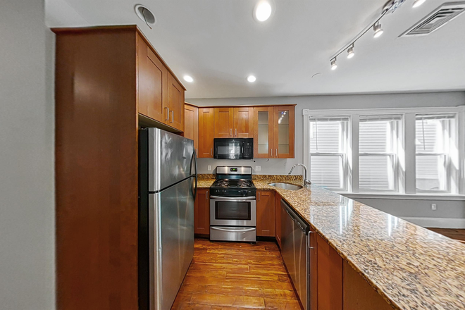 - - UPDATED 5 BED/ 2 BATH ON PARKER STREET AVAILABLE 09/01 Townhome