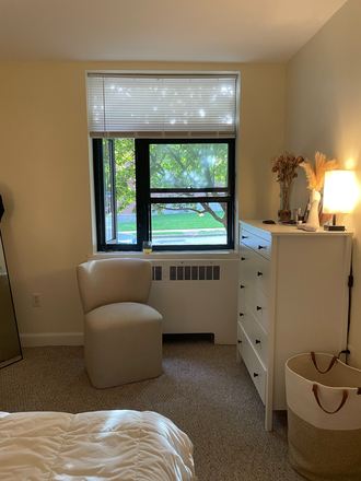 Bedroom window - Sunny Fully Furnished 2BR Summer Sublet in Cambridge 🌿 Apartments