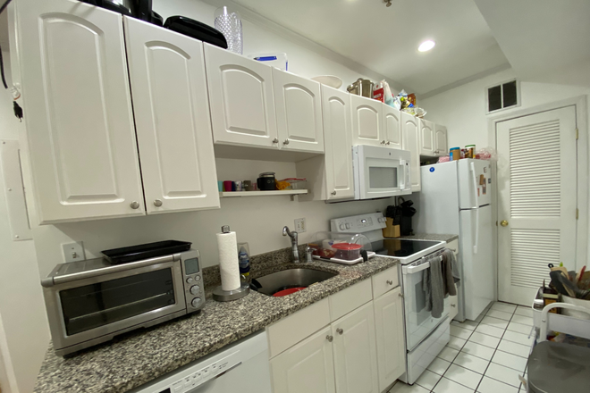 Kitchen area - Gorgeous 2 bed 2 bath with common view of city Apartments