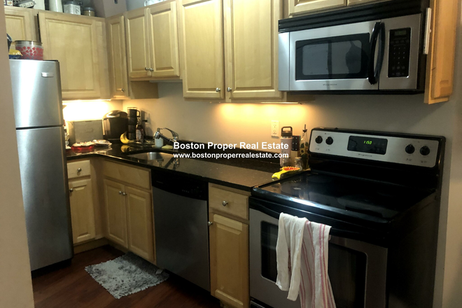 a - Renovated 2 bed with living room, NO FEE *9/1/2026* Apartments