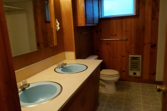 Bathroom - Large 2 bedroom/1 bath Apartment!