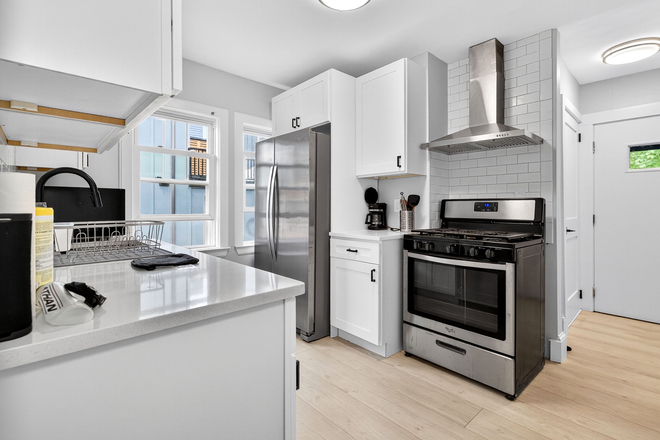 Call NOW for showings! 617-236-8600 - MAIN ST - *NO FEE* LUXE 2ND FLR 4BR NEAR TUFTS AVAIL *6/1/206* W/ IN UNIT LNDRY, YARD, PRCH, 2 BATH!