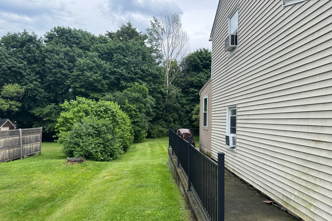 Side yard - Room in house for sublet