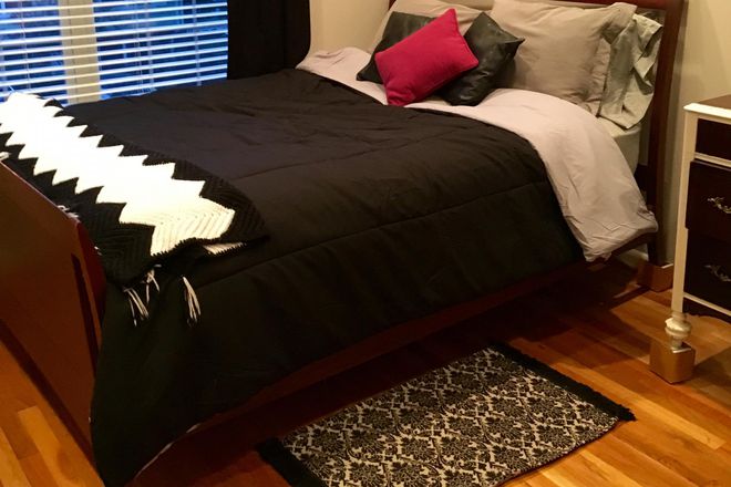 Roommate Bedroom - Fabulous Location Townhome 3Bdr/2B   Sunny Bdrm& 1B for rent