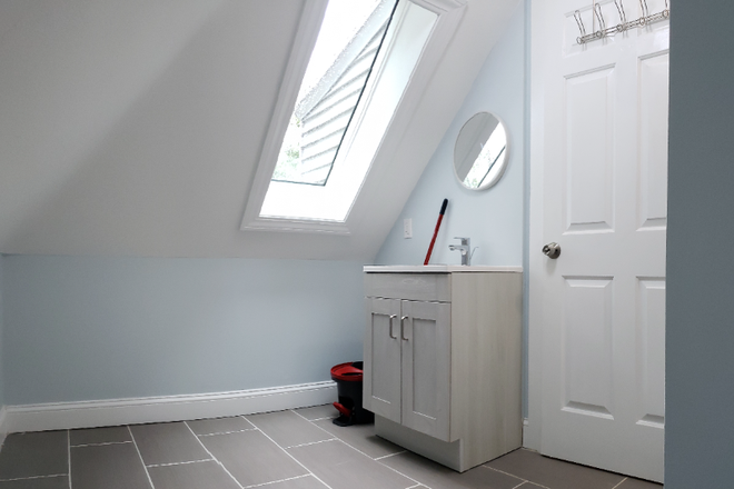 Bathroom - Single Room Available June 1 (Females Preferred), 2min walk to campus and train station Apartments