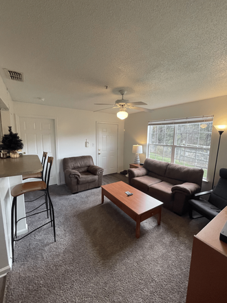 Living area - University Highlands Apartments