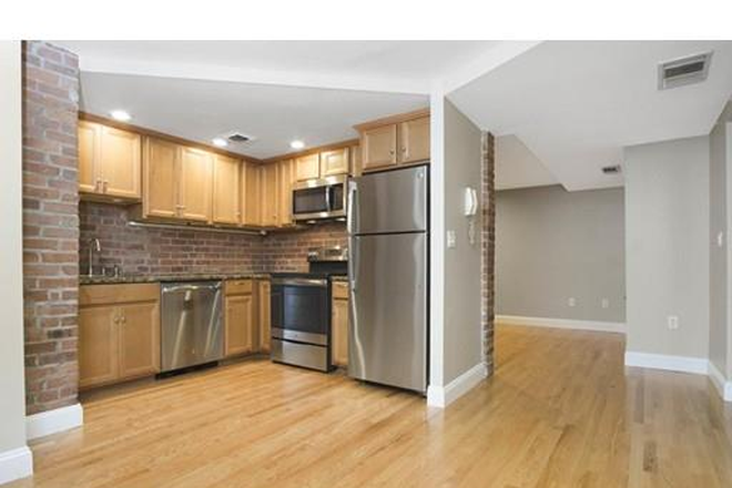LIVING - LOCATION! 2 BED ON GAINS WITH IN UNIT LAUNDRY! 9/1/25!