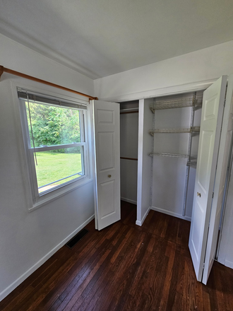 bedroom - Spacious house on-suite full bathroom, off street parking, walk to campus