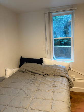 Bed - *2026 SPRING SUBLEASE ONLY*  ROOM IN HOUSE W/ HUGE YARD, CLOSE TO PEARL, HILL, & CAMPUS