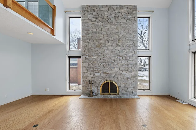 Living room with gas fireplace - House close to campus