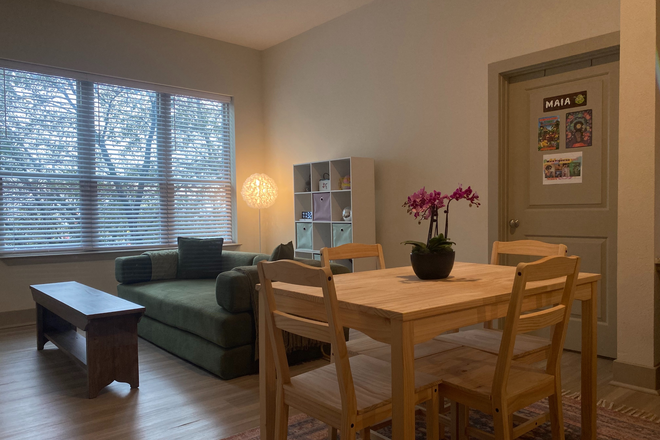 Living/dining space - Summer apartment close to Rice campus